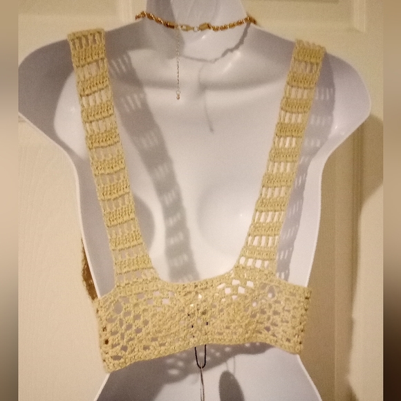 Vivid beige crochet crop top - Picture 2 of 3